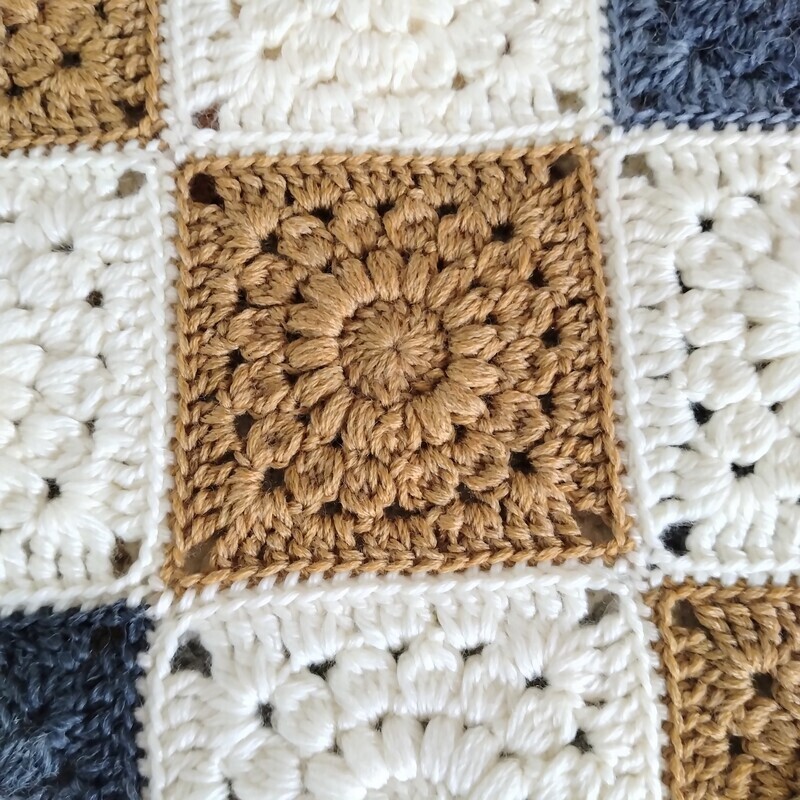 かぎ針編み】おひさまグラニースクエアのブランケットが完成しました