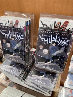 ワートリ28巻、TSUTAYAで特典2種類。データブックとポストカード