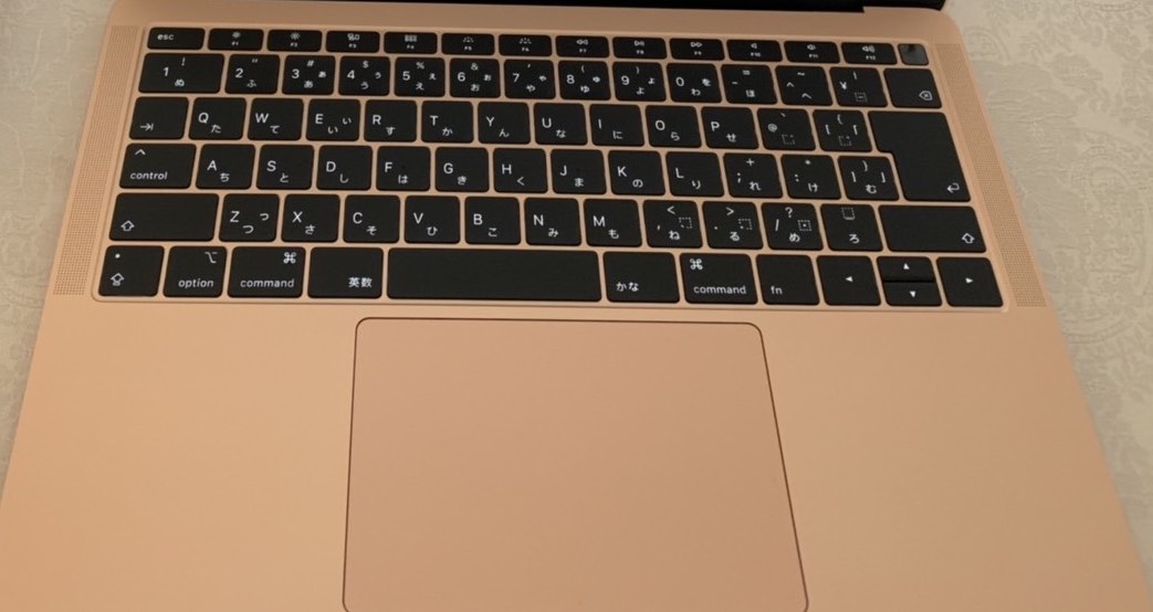 新しいMacBookAir、ゴールドの色が美しすぎる！キーの感触もすごくいい