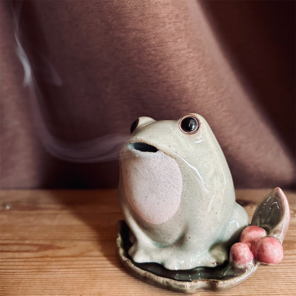 香文化の担い手「松栄堂」の香炉 - かえる - - 平日腰掛けOLのメモ帳