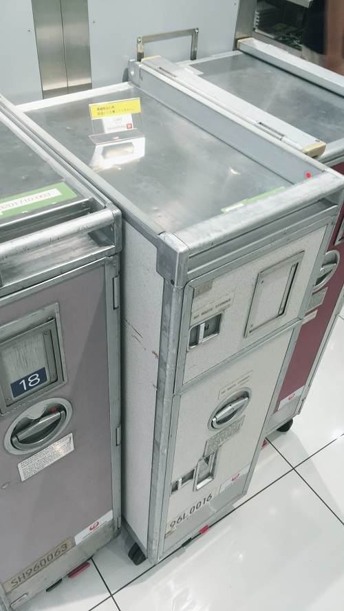 念願のJALエコノミークラス・ミールカートを羽田空港でゲット！この品