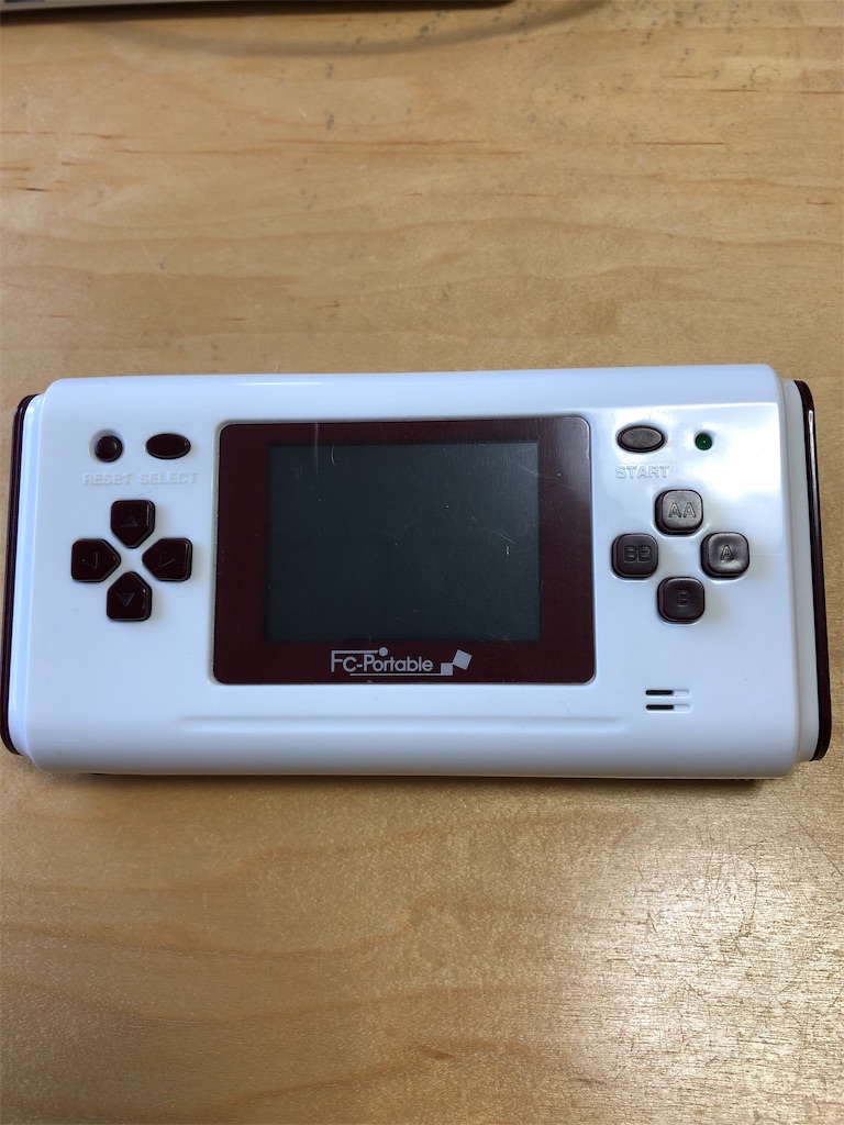 ファミコン互換機 FC-portableって何気にいいですよね^ ^ カセットを