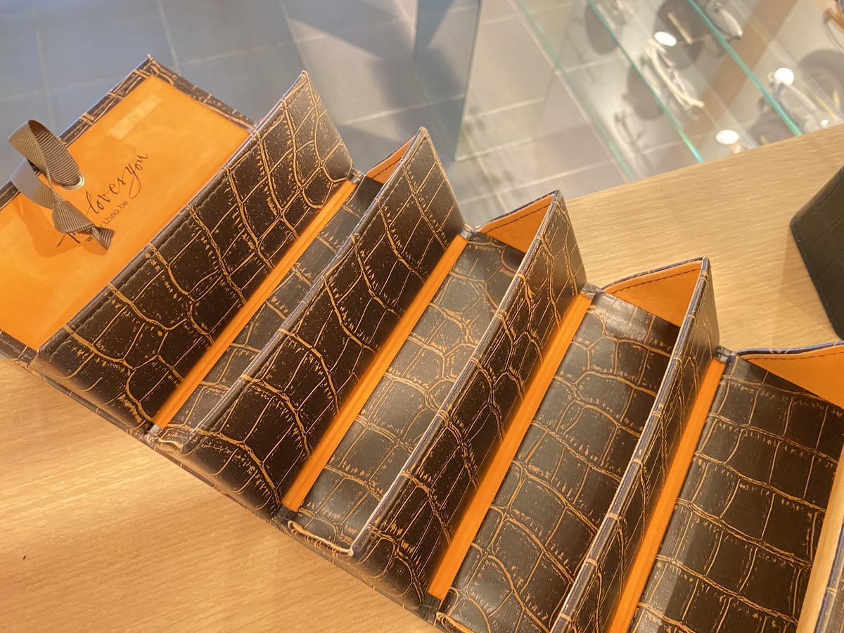 テオの六本入り眼鏡ケース、ロックンロールケースが入荷しました