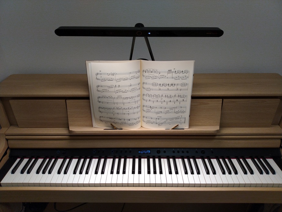 暗い楽譜や鍵盤を明るく！BenQ「ピアノライト」のレビュー！ - ピアノ