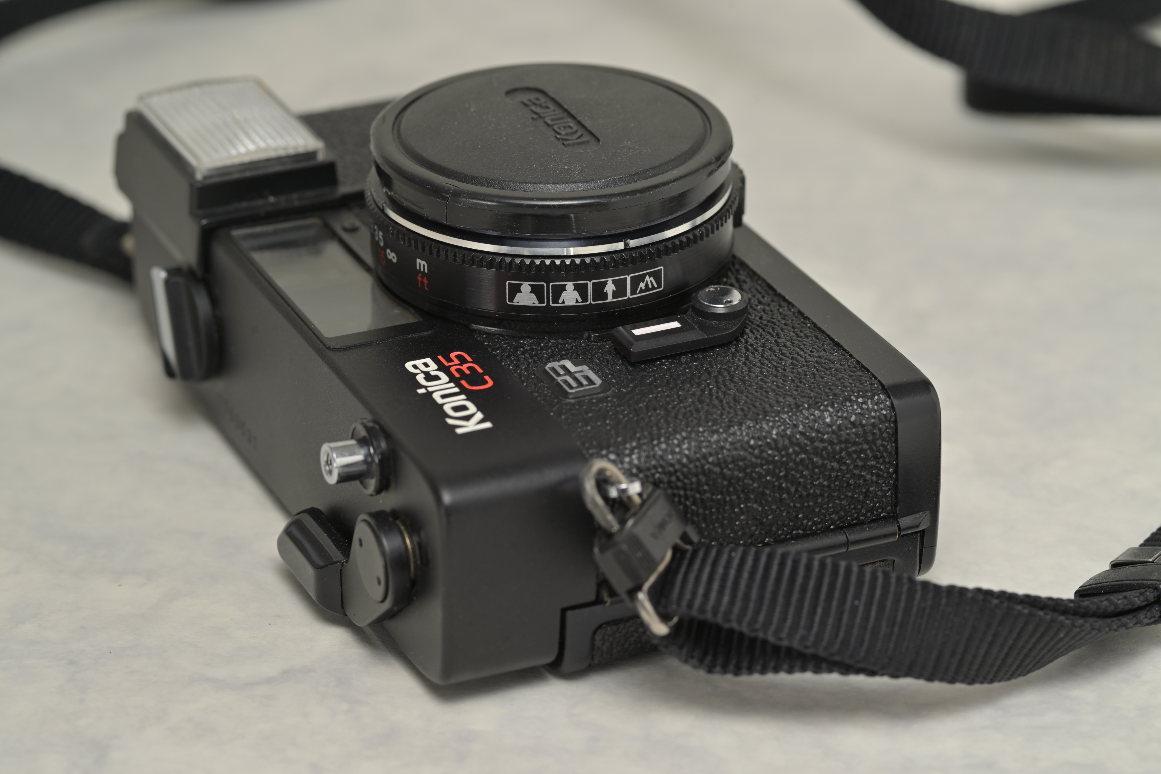 祖父の遺品であり初めてのフィルムカメラでもある、KONICA C35 EF