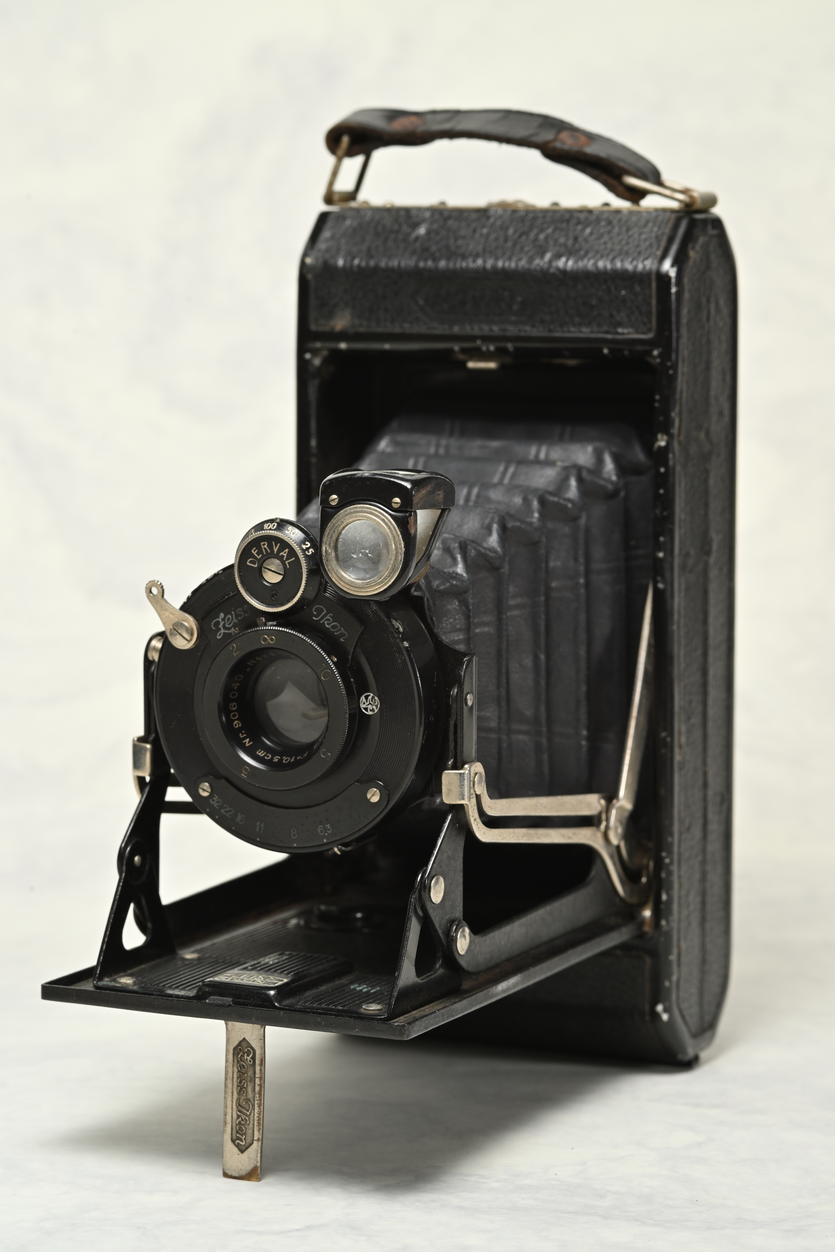 すべてが手動で目測で。Ikonta 520/2について：カメラよろず話 第22回