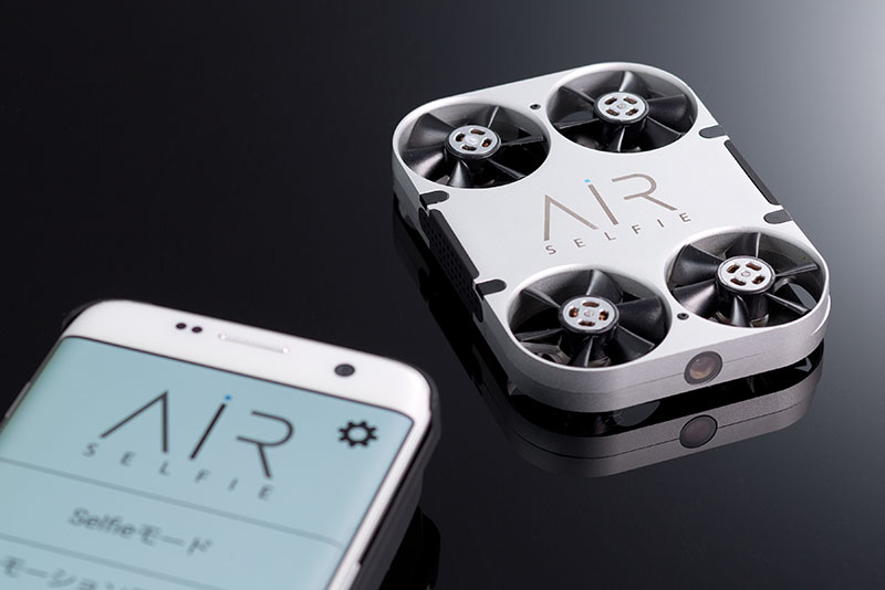 薄型の自撮りドローン 質感高いがじゃじゃ馬だ：日経ビジネス電子版