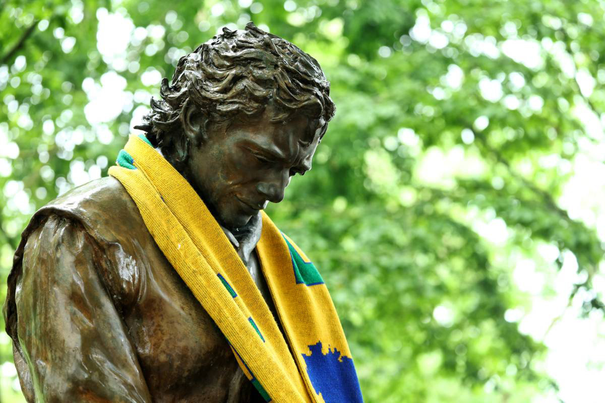 アイルトン・セナの銅像 | autosport web