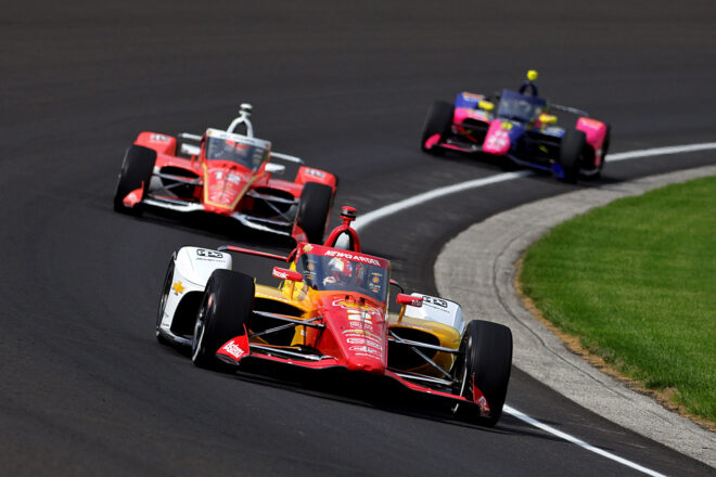 インディ500の走行がスタート。連覇狙うチーム・ペンスキー勢が