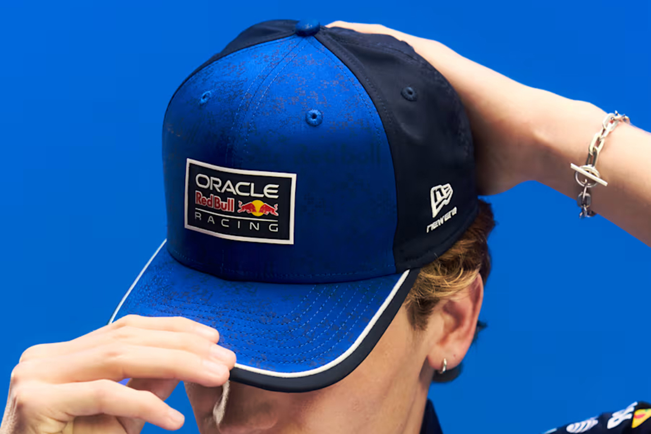 レッドブルのドライバーやスタッフにキャップを供給するニューエラ