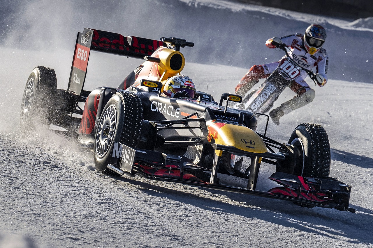 新王者フェルスタッペンが初めてカーナンバー1で走行。氷上でのF1