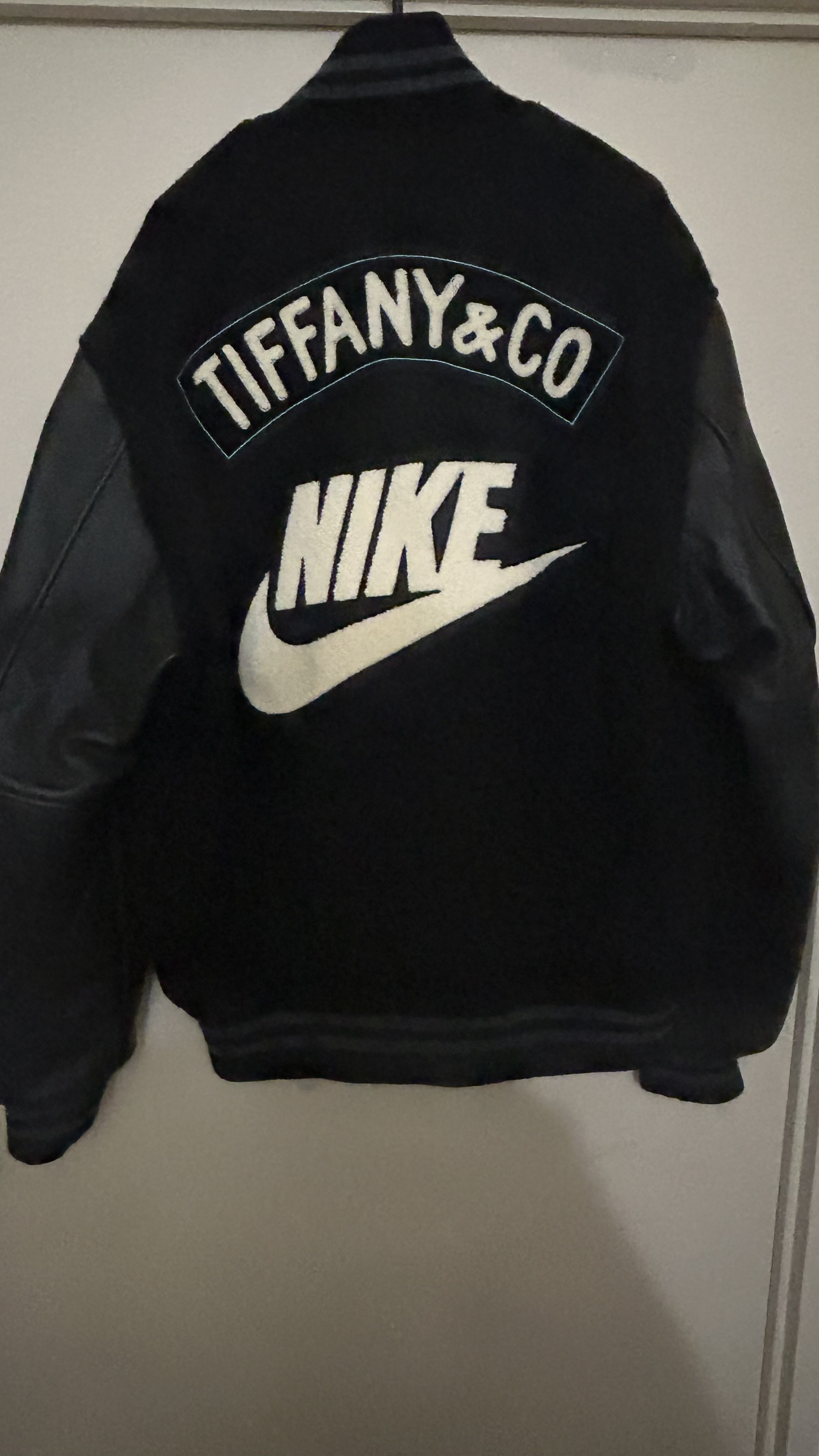 激レア！限定品 NIKE × TIFFANY コラボ スタジャン (Nike/スタジャン