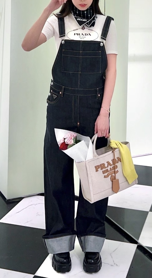 三角ロゴがアクセント☆最新作PRADA☆デニムオーバーオール (PRADA