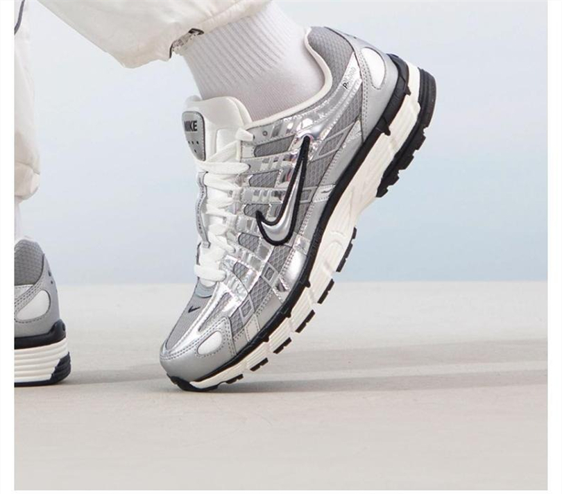 人気 ☆NIKE☆ P-6000 シルバーのスニーカー METALLIC SILVER (Nike