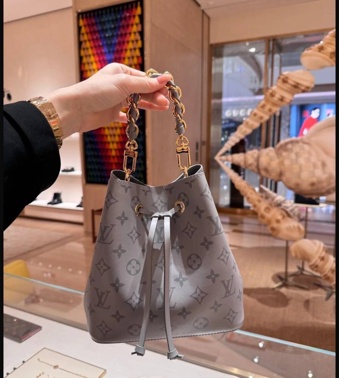 ミニマルで落ち着いた印象】Louis Vuitton バッグ ネオノエ BB (Louis