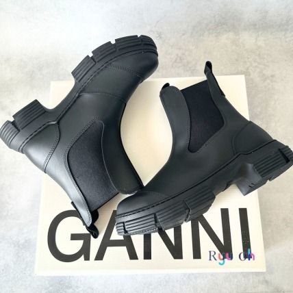 優秀すぎると話題沸騰！「Ganni(ガニー)」のラバーブーツをご紹介