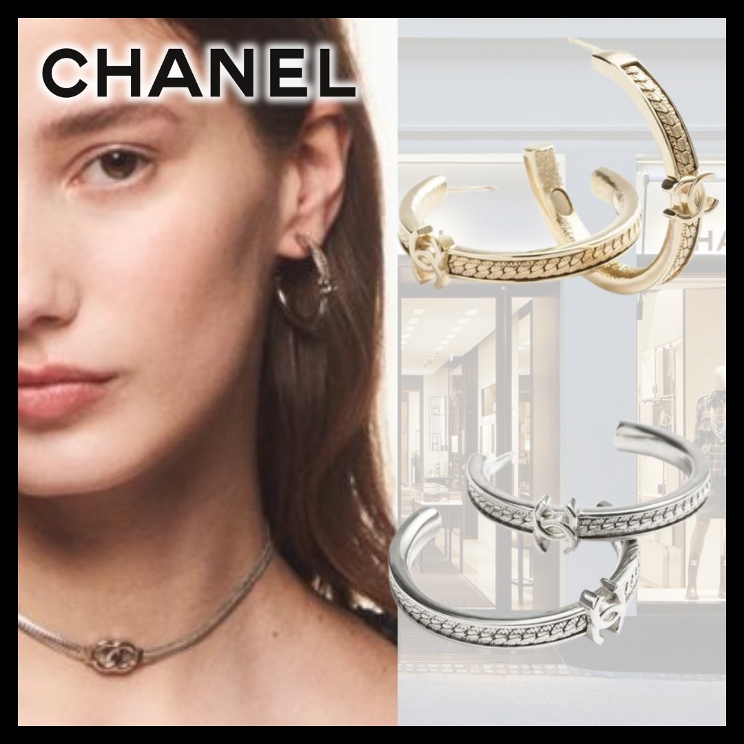 CHANEL エレガントなシルバーとホワイトの片耳用ピアス CHANEL