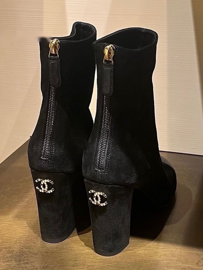 ヒール部分のさりげないCCマークが素敵 CHANEL ショートブーツ