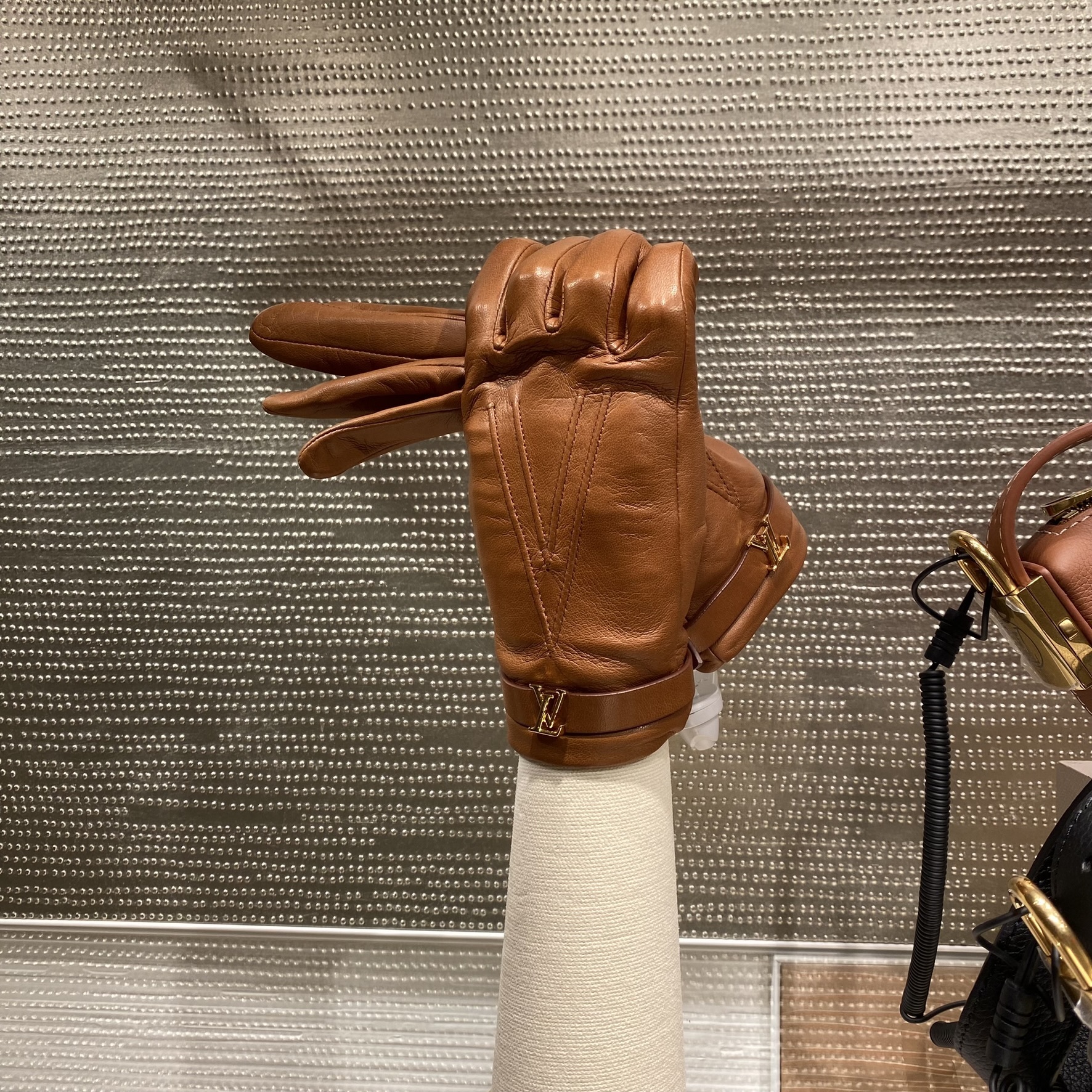 シンプルでエレガント♪ Louis Vuitton レディVグローブ 手袋 (Louis