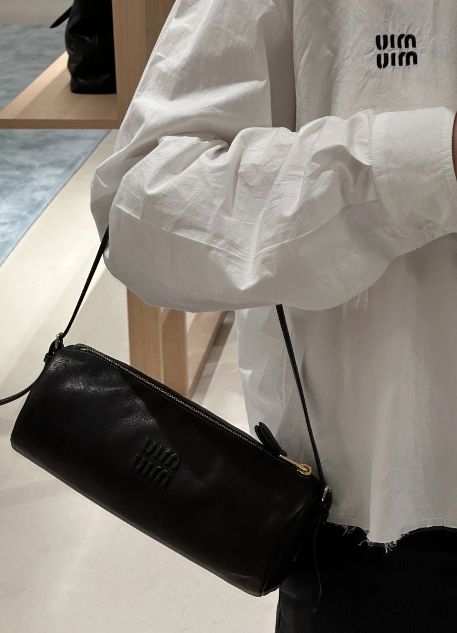 今年のトレンド♪横長バッグ】miumiu ナッパレザー ポーチ (MiuMiu