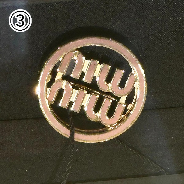 完売必至】ミュウミュウ□エナメルメタルのロゴブローチ (MiuMiu