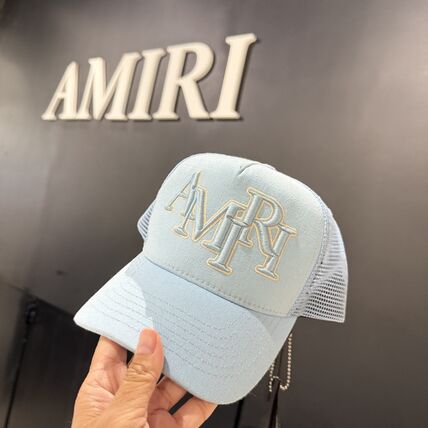 AMIRI】男性 STAGGERED AMIRI LOGO TRUCKER HAT キャップ (AMIRI