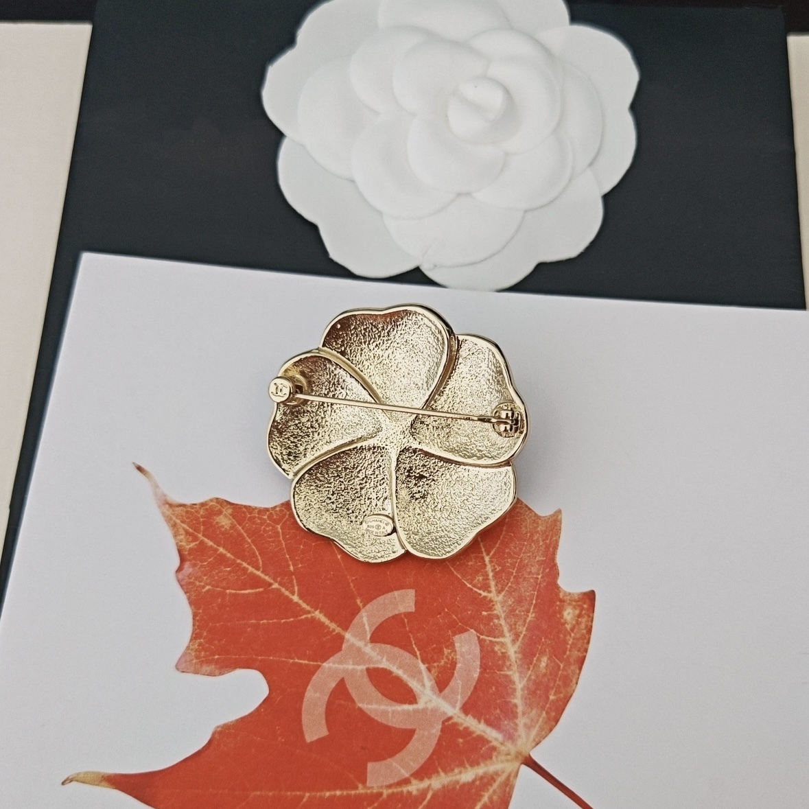 エレガンス香る一輪】CHANEL カメリアモチーフブローチ (CHANEL