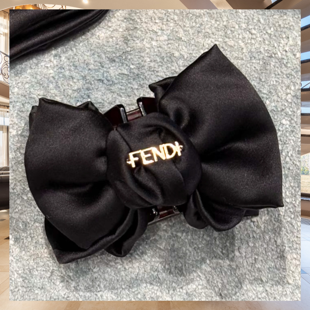 髪に飾る至高のリボン》【FENDI】シルク・ボウ ヘアクリップ (FENDI