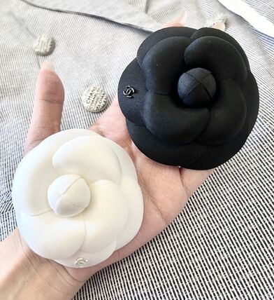 ブローチ ブラック（黒）系 CHANEL(シャネル) アクセサリー(レディース