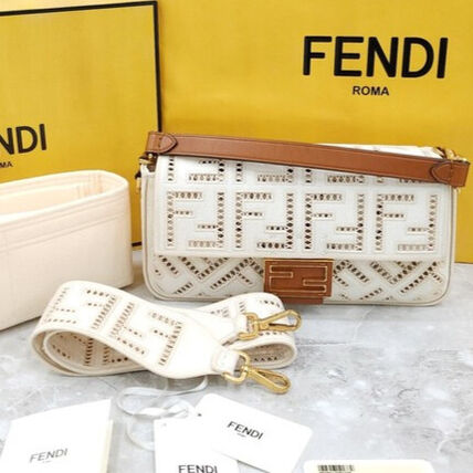 ホワイト（白）系 FENDI BAGUETTE(フェンディ バゲット) ショルダー