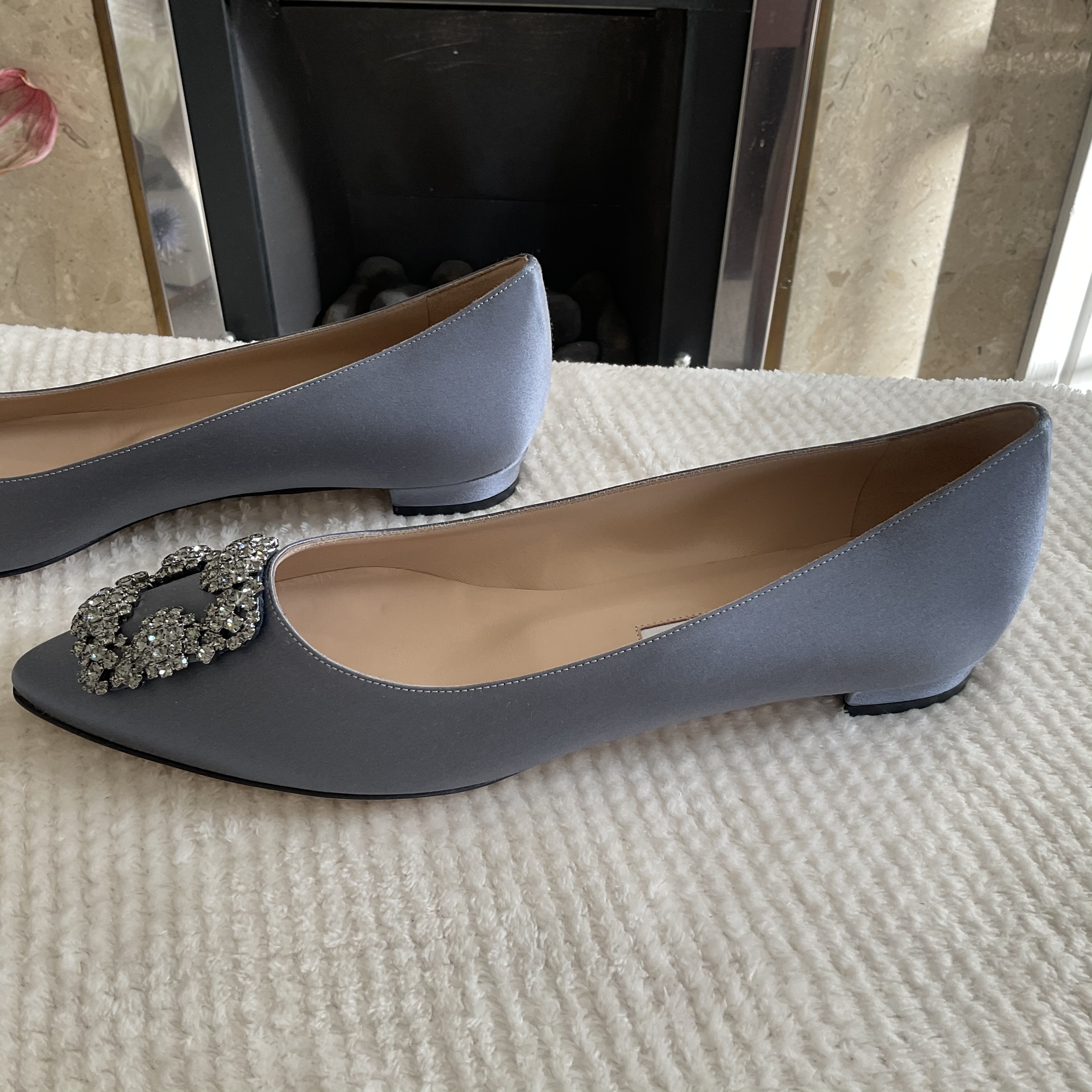 MANOLOBLAHNIK マノロブラニク 10MM HANGISI SILK SATIN FLATS (Manolo