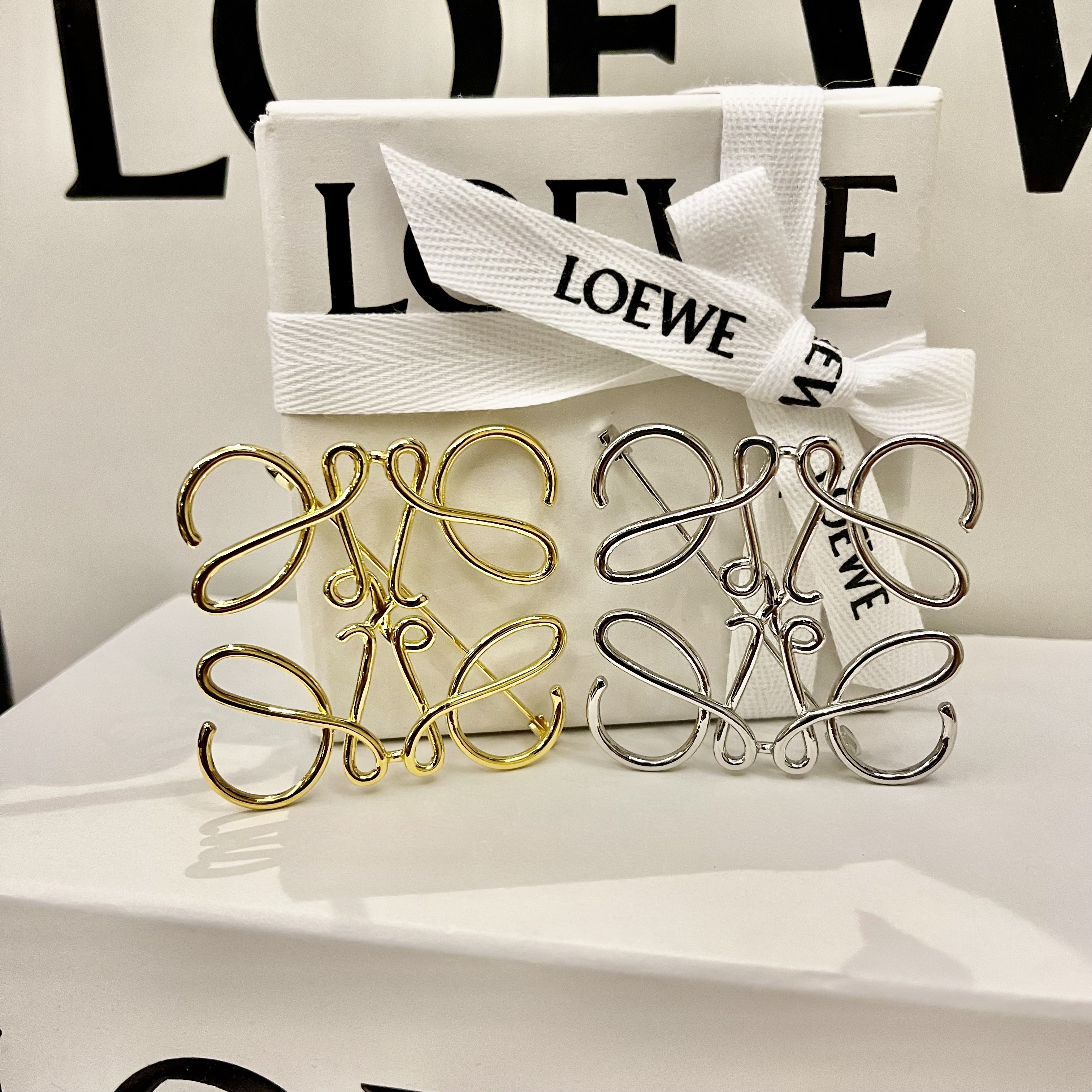 ロエベ】アナグラム ブローチ（メタル） (LOEWE/ブローチ・コサージュ