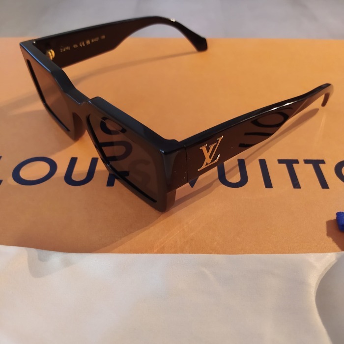 Louis Vuitton サングラス《CLASH》ブラック ロゴ 直営店 (Louis