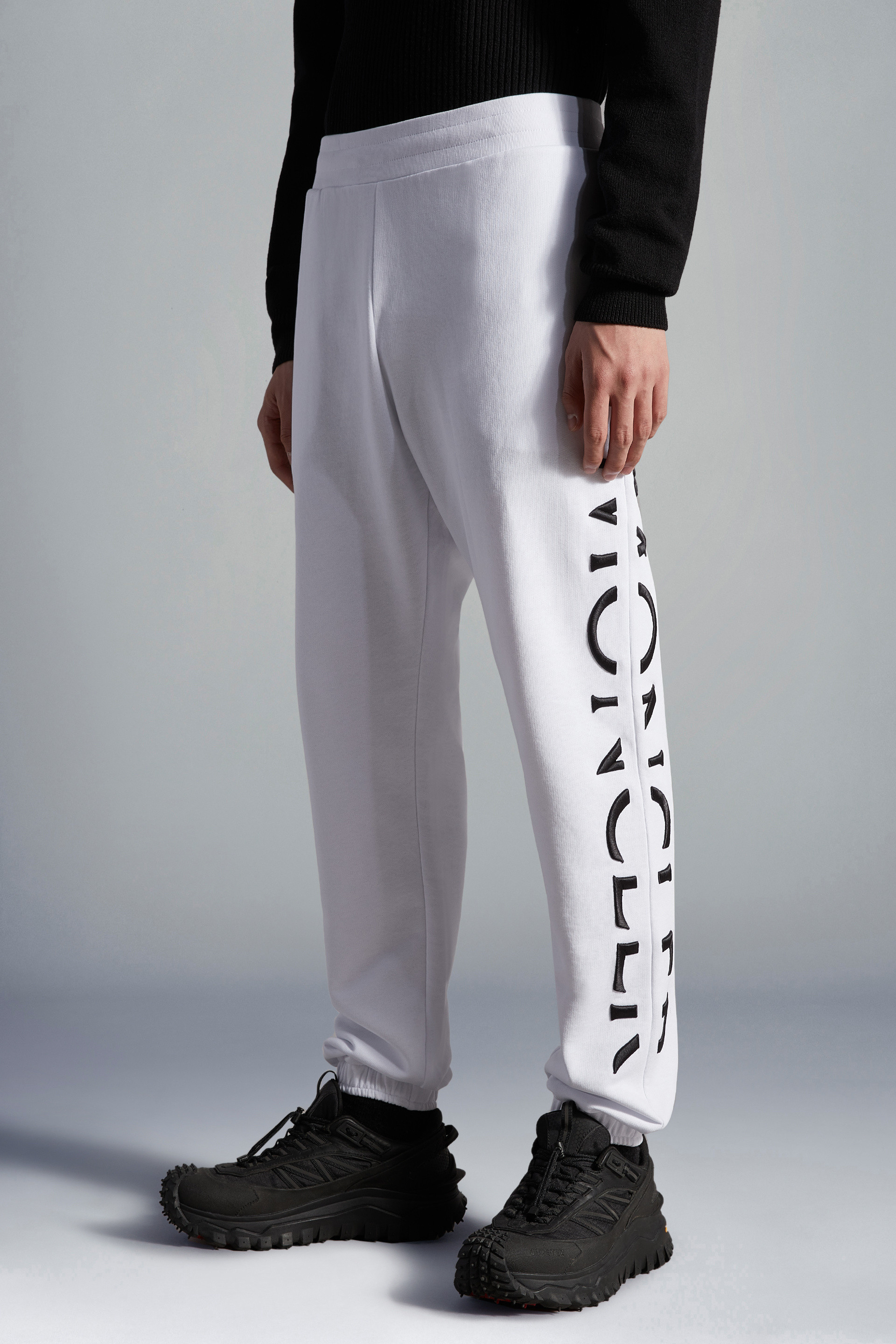 MONCLER2022/23秋冬新作 レタリングロゴ入り スウェットパンツ