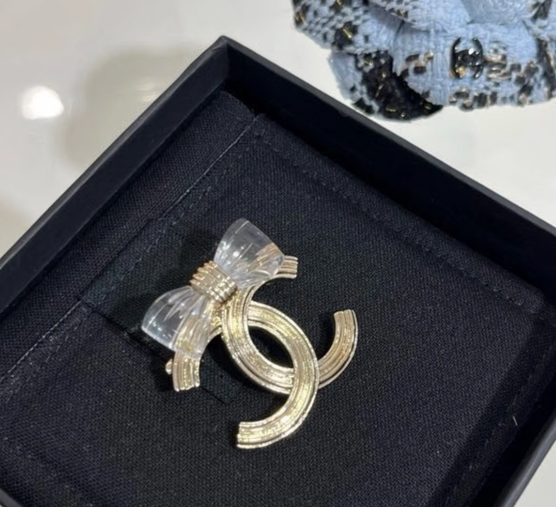 新作CHANEL☆入手困難シャネルブローチ ゴールド リボン 直営 (CHANEL