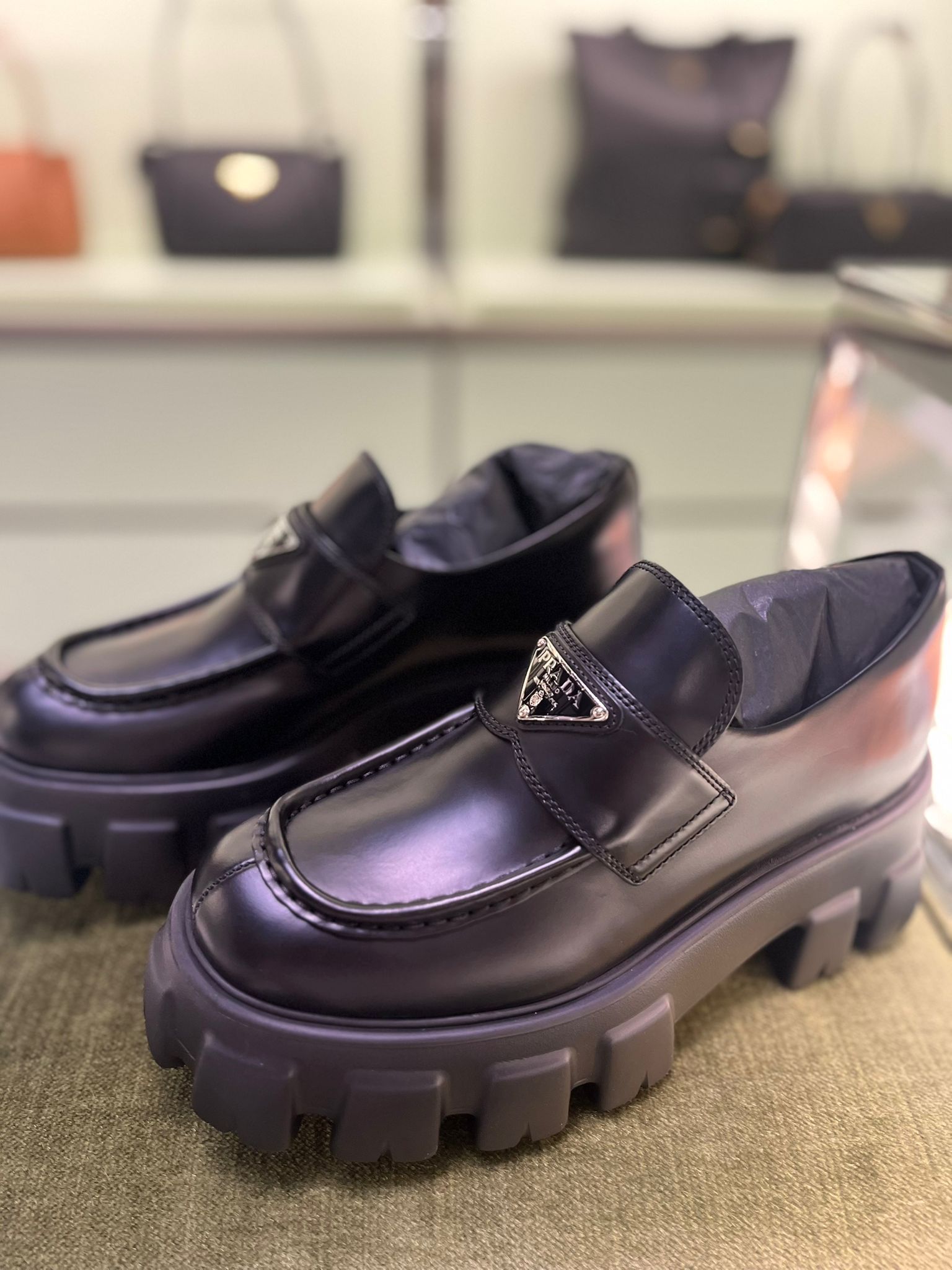 プラダモノリスブラッシュドレザーパテントレザーローファー37