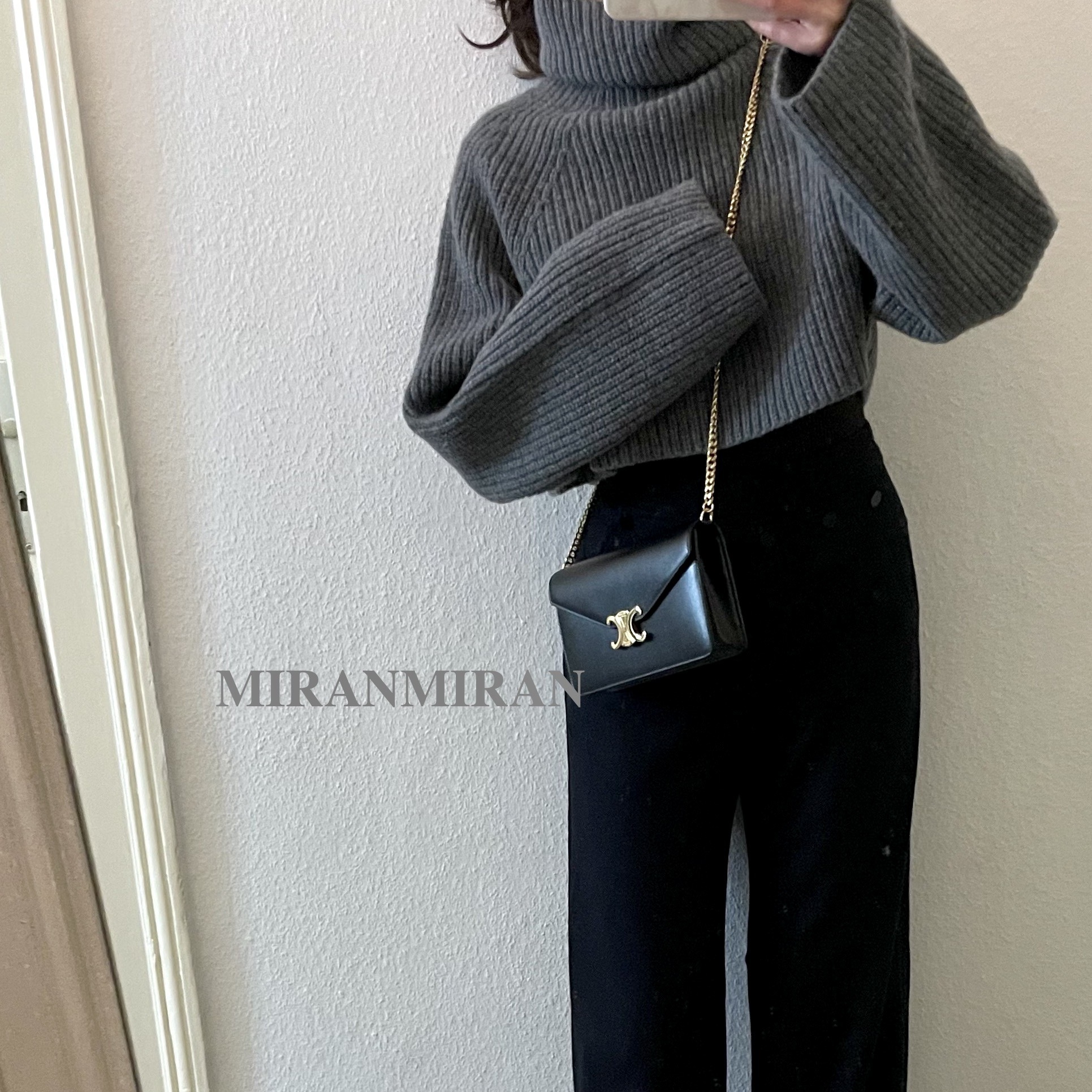 追跡付き発送【CELINE】 TRIOMPHE トリオンフチェーンウォレット