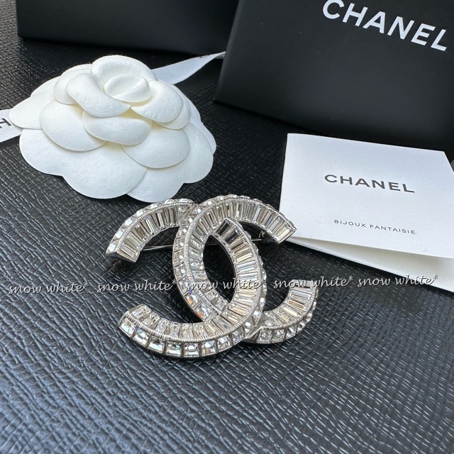 明日着 キラキラストーン♪ 大きめCCマーク ブローチ CHANEL (CHANEL