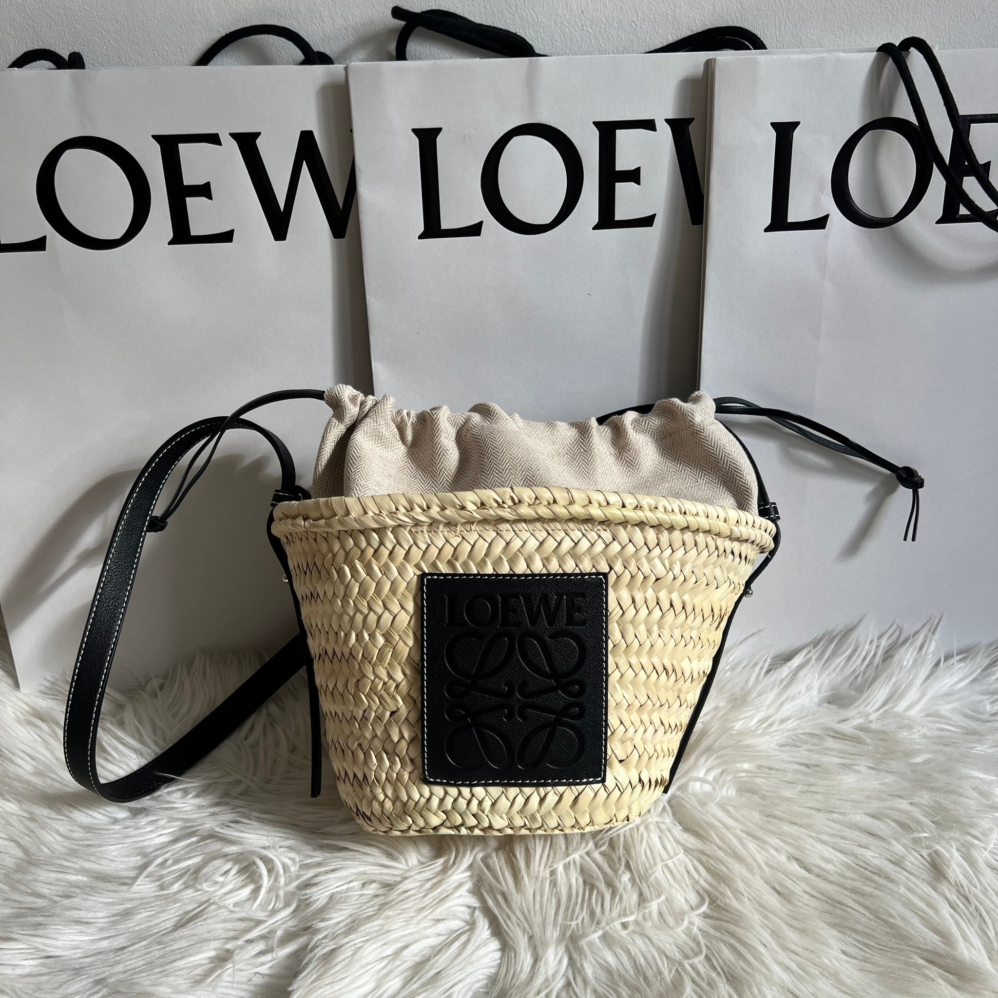 LOEWE ドローストリング バケットバッグ（ヤシの葉＆カーフ） (LOEWE