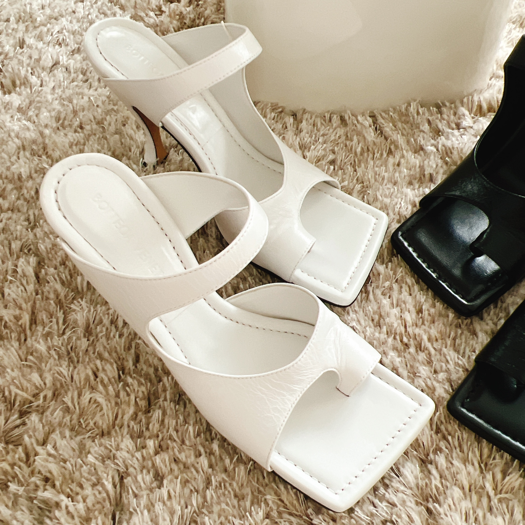 BOTTEGA VENETA トングサンダル ヒール スクエアトゥ (BOTTEGA VENETA