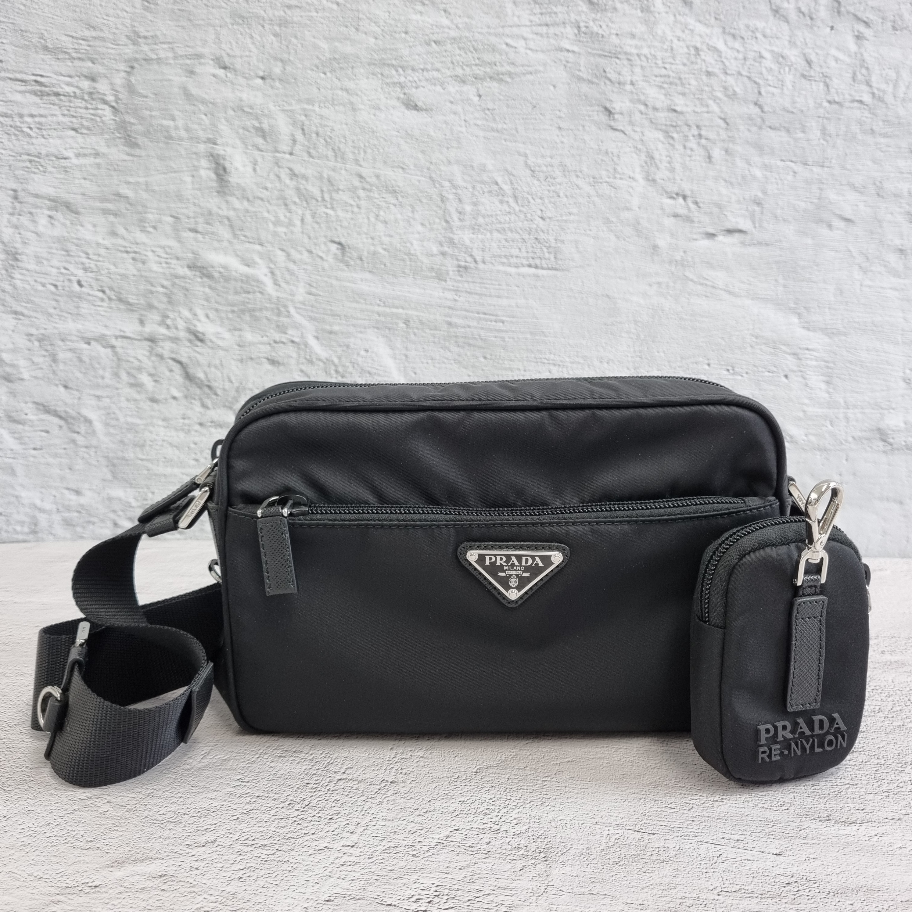 ☆関税込☆PRADA☆三角ロゴ ポケット カメラバッグ☆ (PRADA