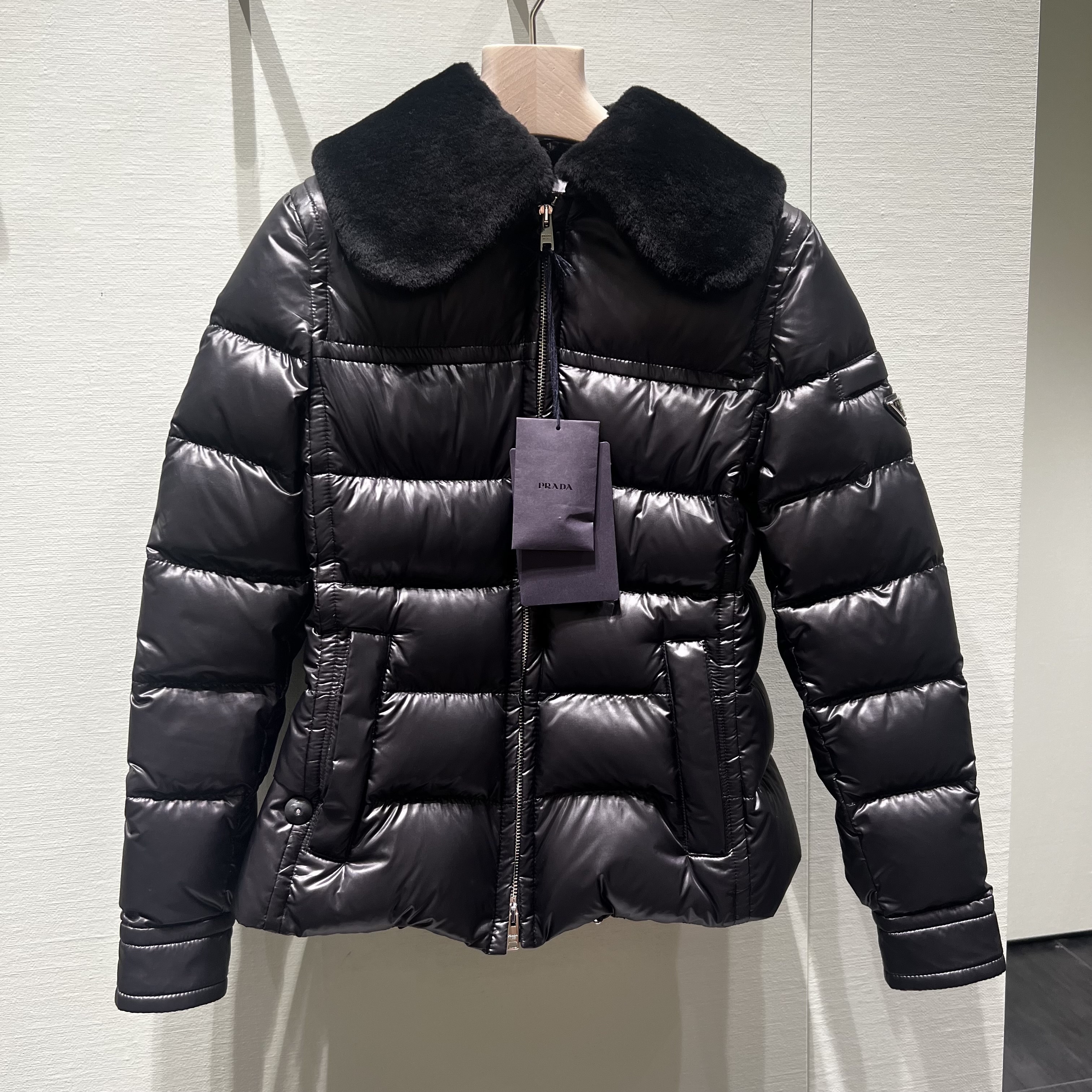 PRADA直営】290796 CUTE モコモコファー ショートダウン (PRADA/ダウン