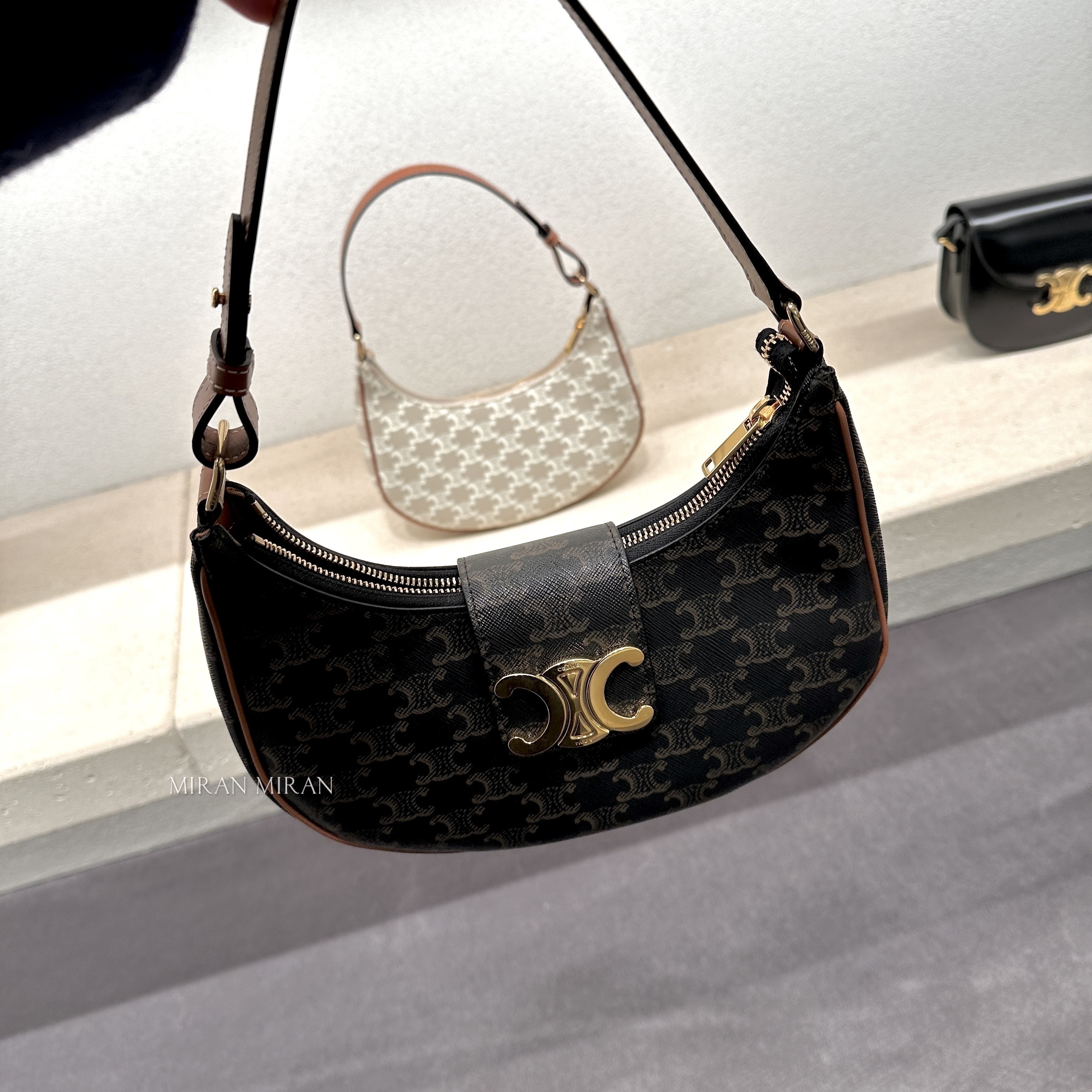 CELINE】ミディアム AVA（アヴァ）トリオンフキャンバス (CELINE