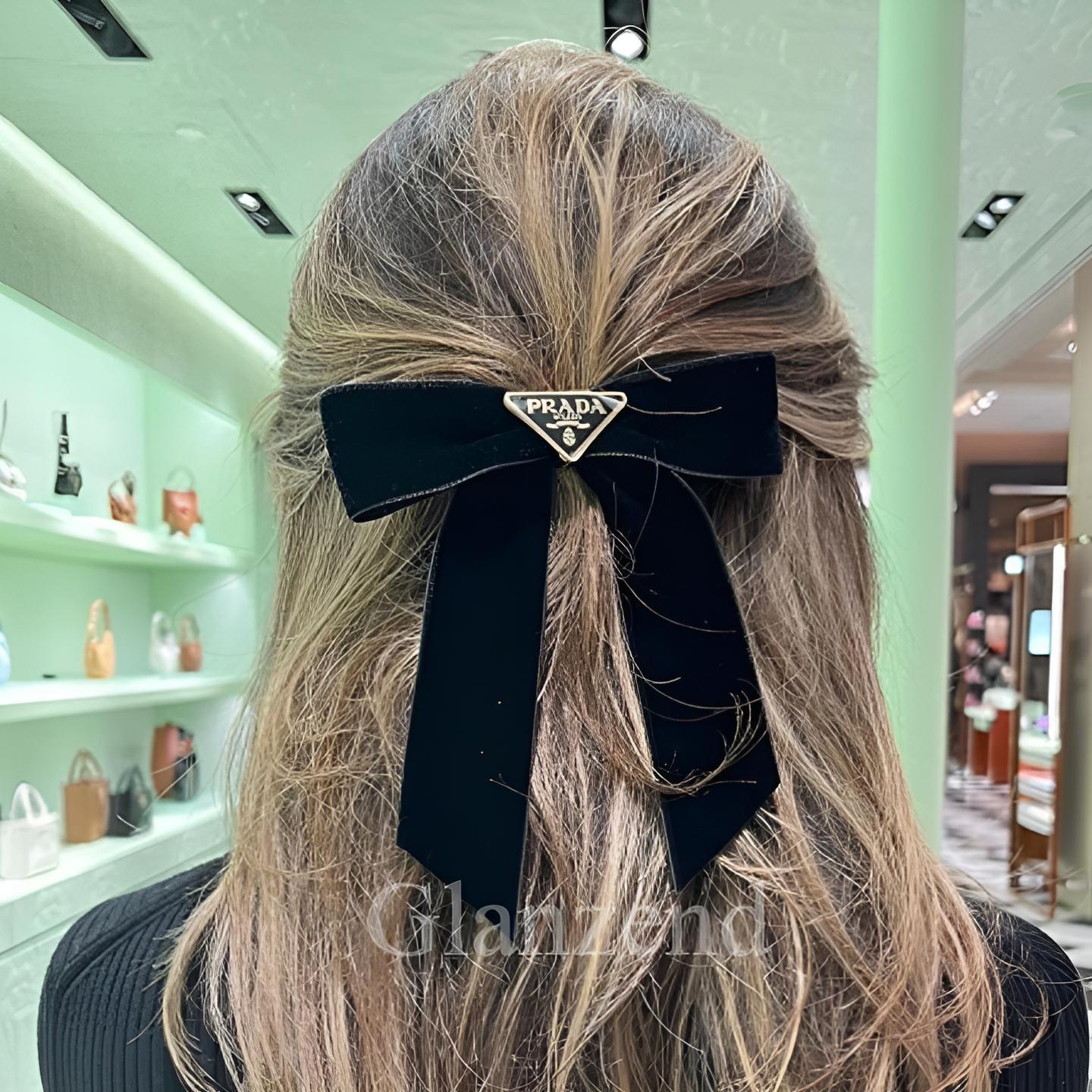 付けるだけで可愛さUP♡【PRADA】ベルベット ヘアクリップ (PRADA/ヘア