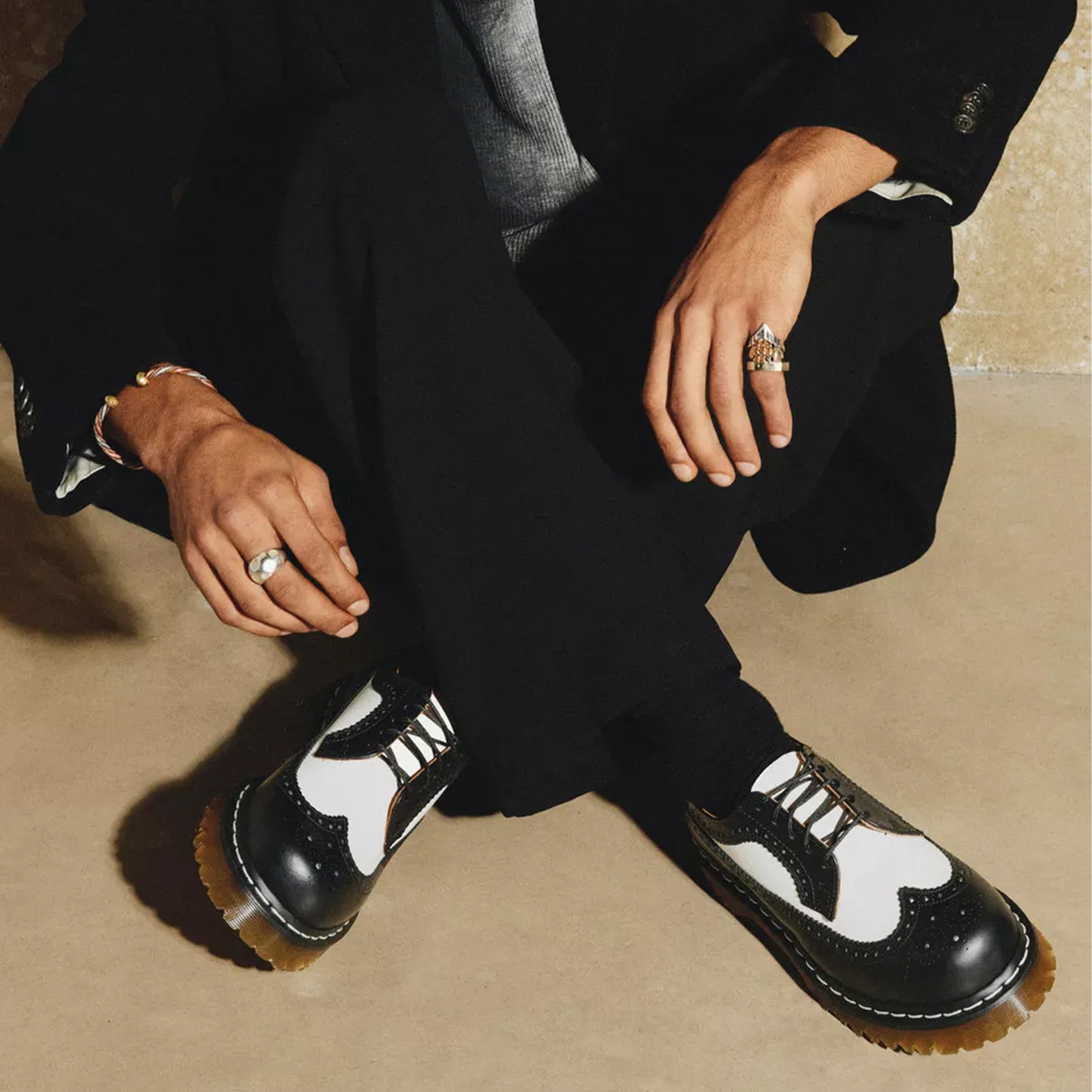 Dr. Martens 3989 BEX BROGUE SHOES - モダンな足元のアクセント (Dr