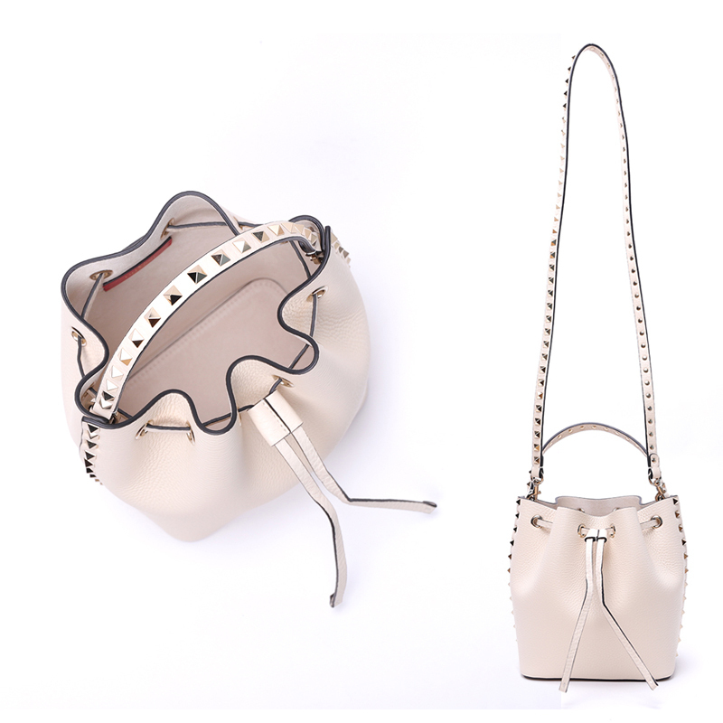 関税負担なし☆VALENTINO ロックスタッズ バケットバッグ (VALENTINO