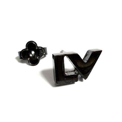 片耳1個のみ ルイヴィトン スタッド ピアス LVロゴ 黒 (Louis Vuitton