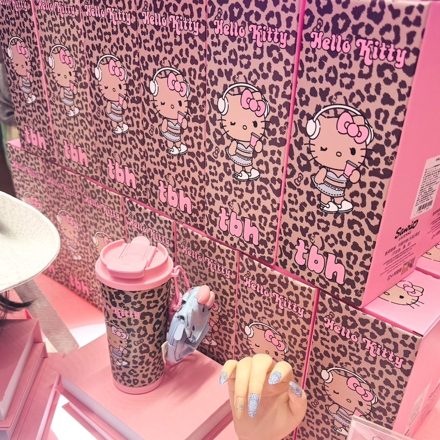 色が変わるタンブラーなど】中国限定コラボ！日焼けキティ「Hello
