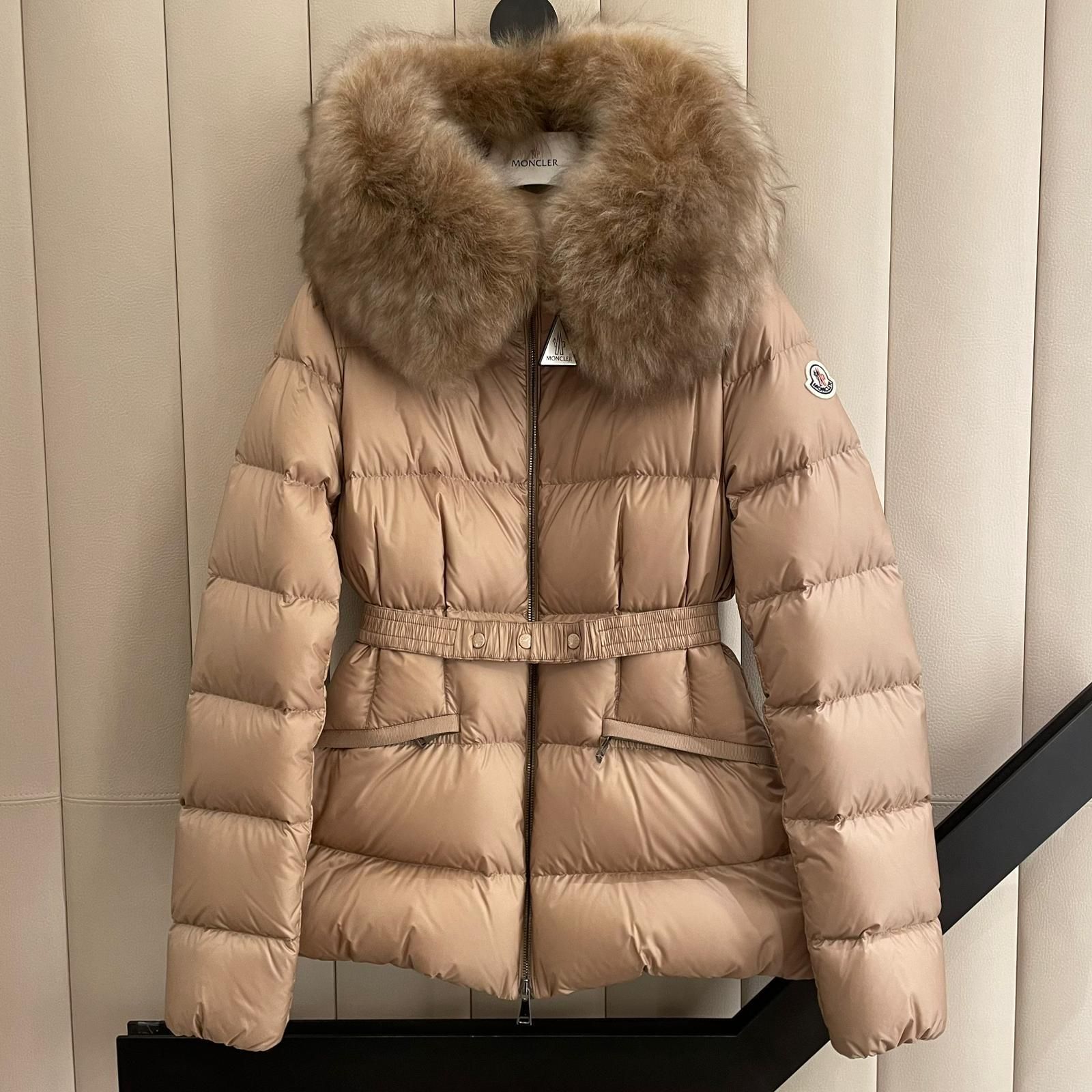 MONCLER(モンクレール)のファー付きダウンジャケット 人気モデル