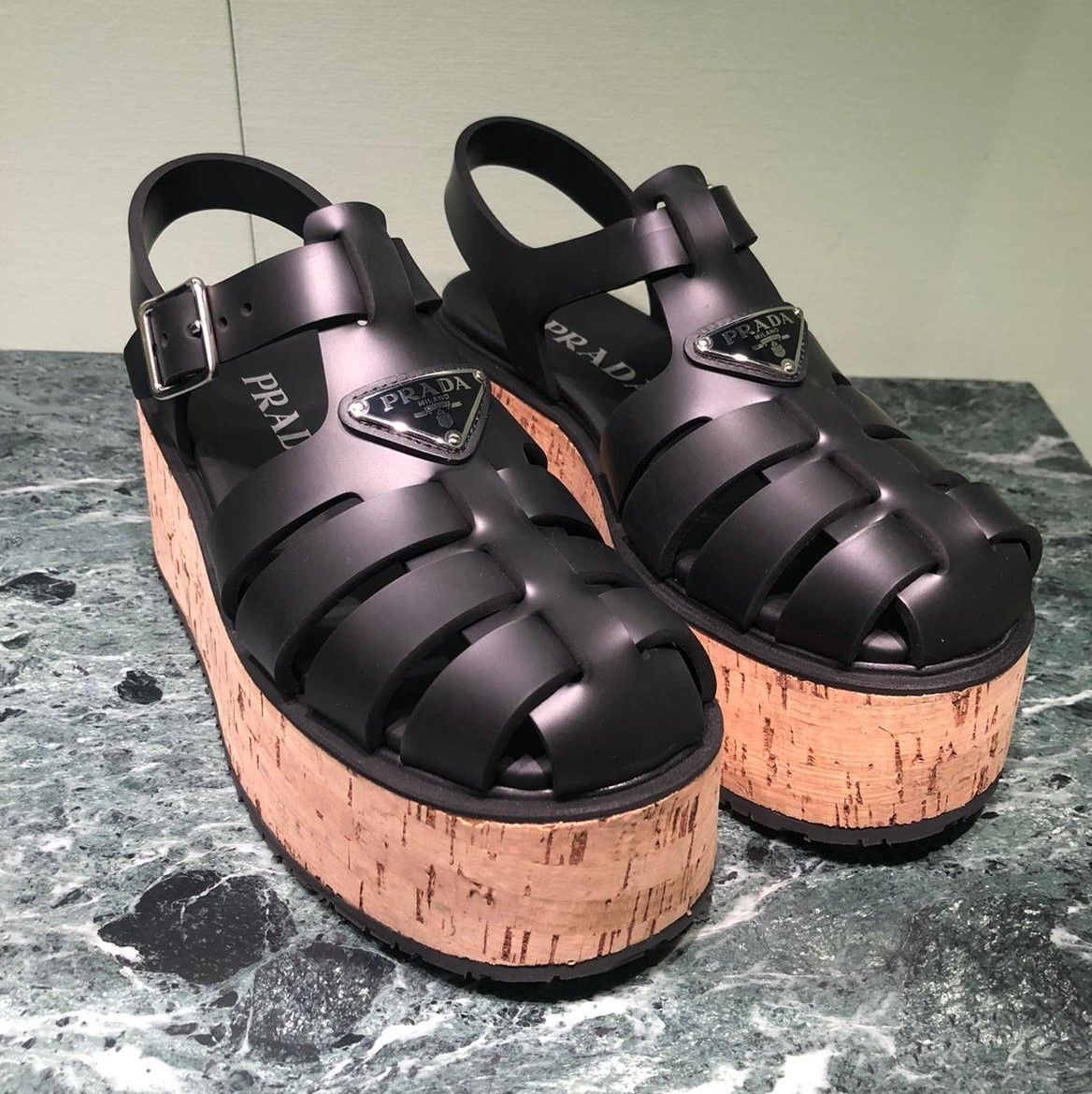PRADA(プラダ) 大人気のアイコンシューズ「ラバーサンダル」にウェッジ